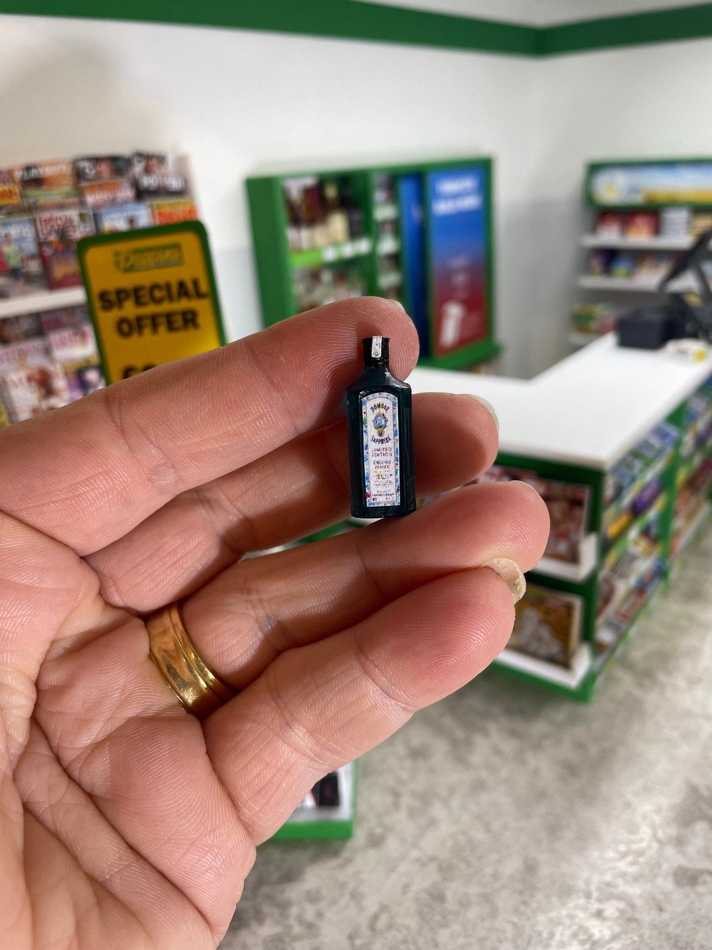 1:12 Gin bottle blue bombay